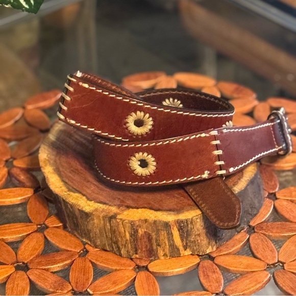 Eddie Bauer Brown Leather Belt with Embroidered Floral Design Brass Buckle 31" - Picture 1 of 14